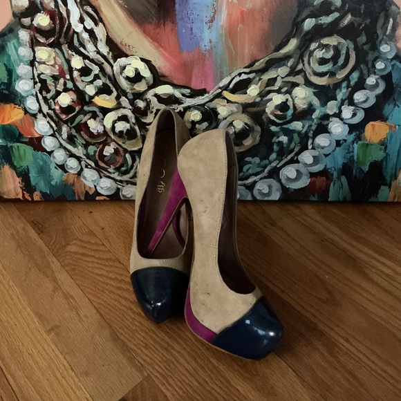 Aldo Tan and Black Heels - Picture 2 of 4